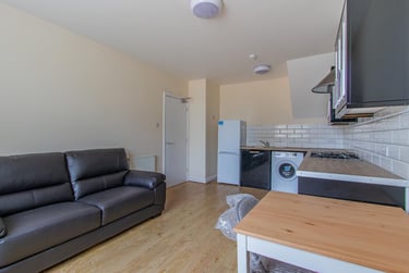 1 bed house, Newport Road, Roath, Cardiff, CF241AH - Image 1